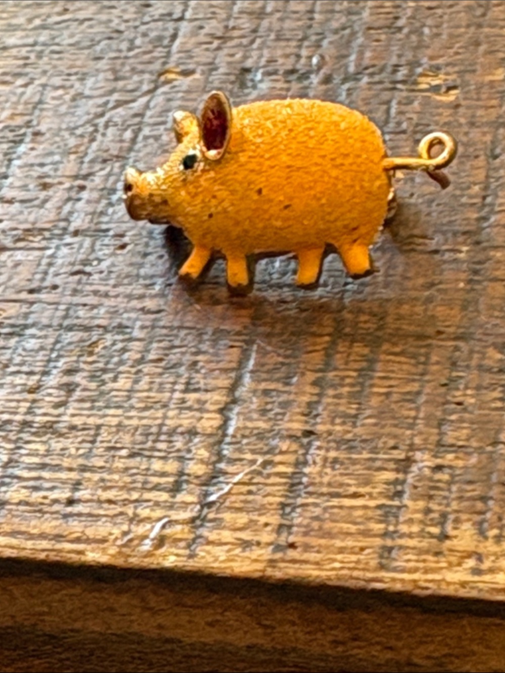 Adorable Vintage Yellow Textured Pig Pin/Brooch/Lapel Pin - Picture 6 of 6